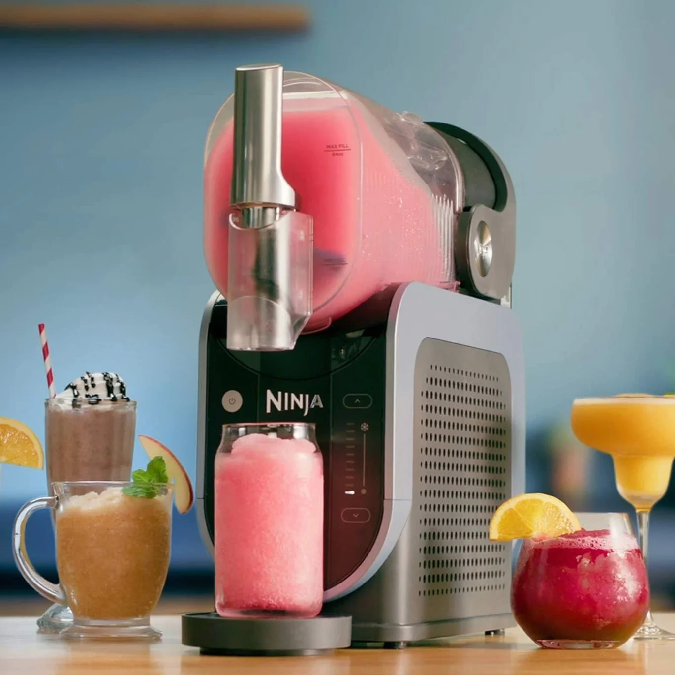 Ninja SLUSHi Macchina per Bevande Ghiacciate, per Granite, Cocktail, Frappé, Milkshake e Succhi, Senza Bisogno di Ghiaccio, Technologia WhisperChill, Capacità 1,9 L, Blu e Grigio FS301EU