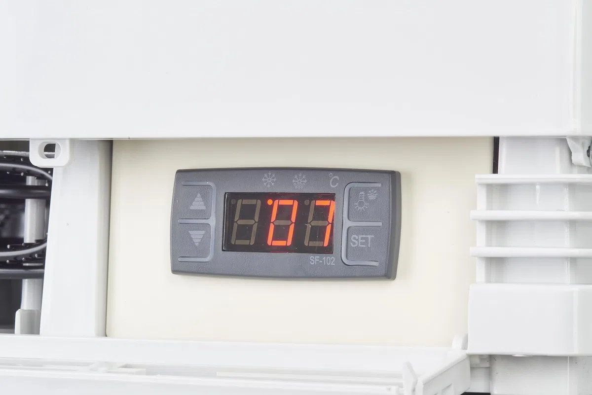 METRO Professional Vetrina Refrigerata GGC2078, Plastica/Vetro, 78 L, Termostato Digitale, Illuminazione LED, 3 Ripiani Regolabili, Bianco